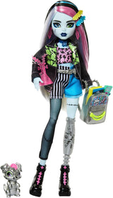 Monster High Frankie Stein docka i jeansjacka och shorts, inkluderar även hennes valp Watzie och tillbehör som en ryggsäck, mellanmål och anteckningsbok, HXH73