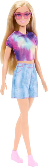 Barbie Mysteries: Malibu Beach Detectives docka med signaturdräkt och tillbehör, inklusive solglasögon, JFV63