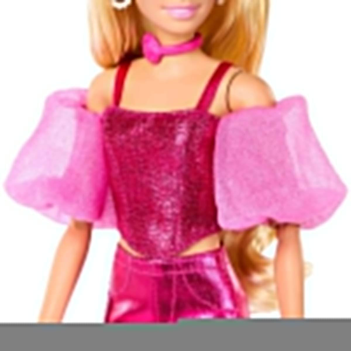 Barbie Deluxe Style #5 docka i en metallisk rosa blond outfit med en gnistrande överdel och gnistrande byxor, med tillbehör inklusive ett rosa halsband och en handväska, JFP40