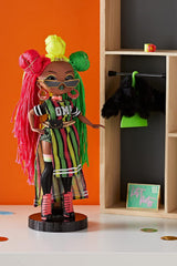 LOL Överraskning! OMG Queens Fashion Doll - SWAYS - 20 överraskningar inklusive outfit, accessoarer, dockställ med mera - Samlarobjekt - för pojkar och flickor från 4 år och uppåt