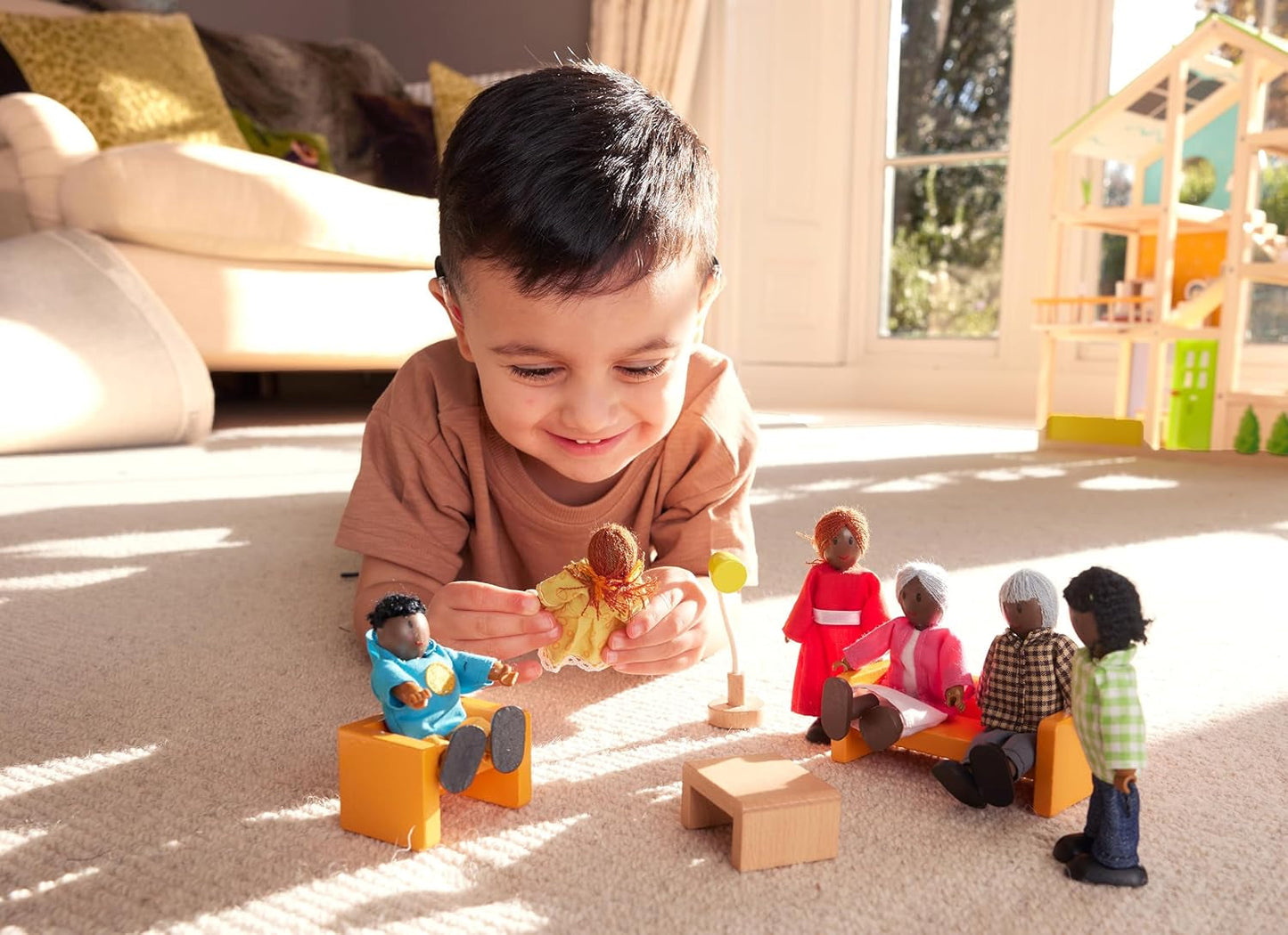 Hape Doll Family - 6 delar mörkt läder dockhustillbehör set med trä- och tygfigurer, låtsaslek, pedagogisk leksak, interaktiv inlärningsleksak för barn från 3 år och uppåt