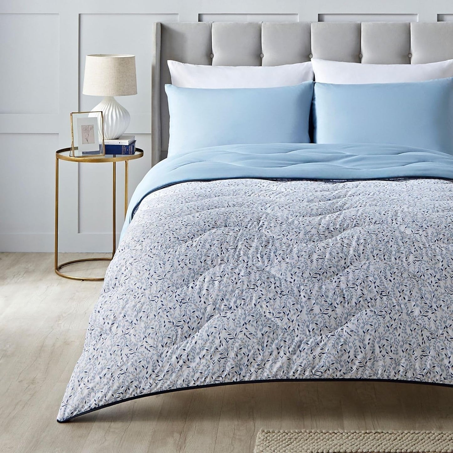 Night Lark Coverless Duvet Super King 6 Tog Vårsommar - Abstrakta vågor. Supermjuk, bekväm och lätt filt. Maskintvättbar och snabbtorkande, allt i ett vändbart örngottset Täcken & täcken Naty Shop Blue Garden Enkelsäng
