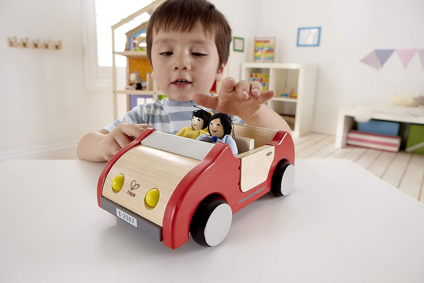 Hape E3401 Four Seasons House, möblerat och E3500 - dockfamilj, ljus hy