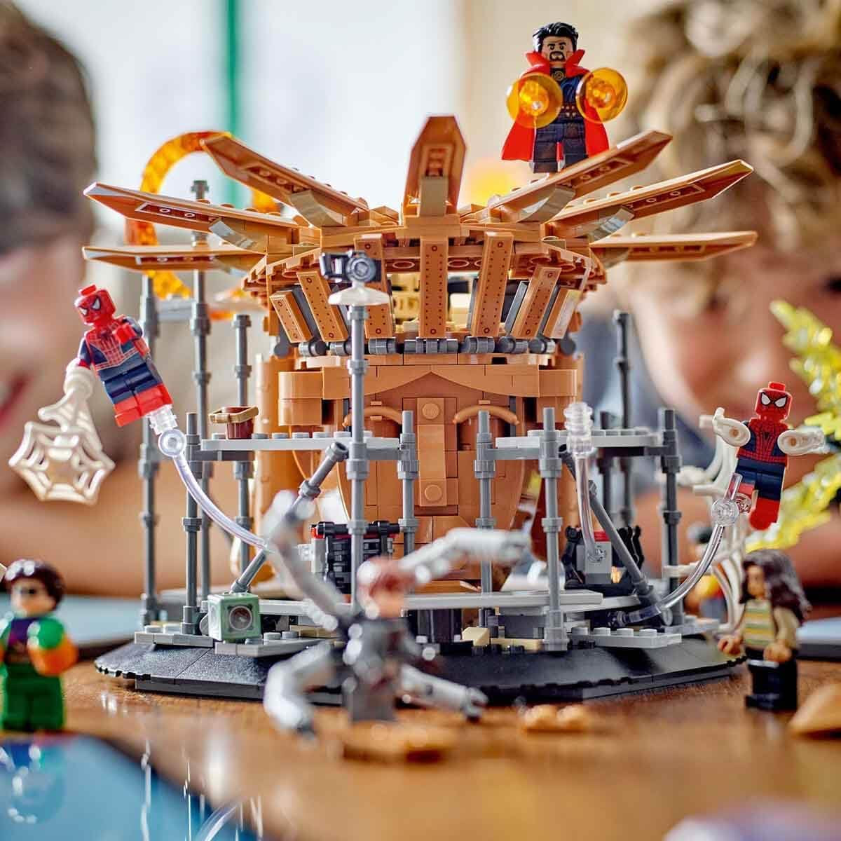 LEGO 76261 Marvel Spider-Man's Big Showdown, Spider-Man: No Way Home set med 3 minifigurer Peter Parker plus Green Goblin, Electro, Sandman, Ned, Doctor Strange och MJ, samlarmodell Byggset Besuche den LEGO-Store