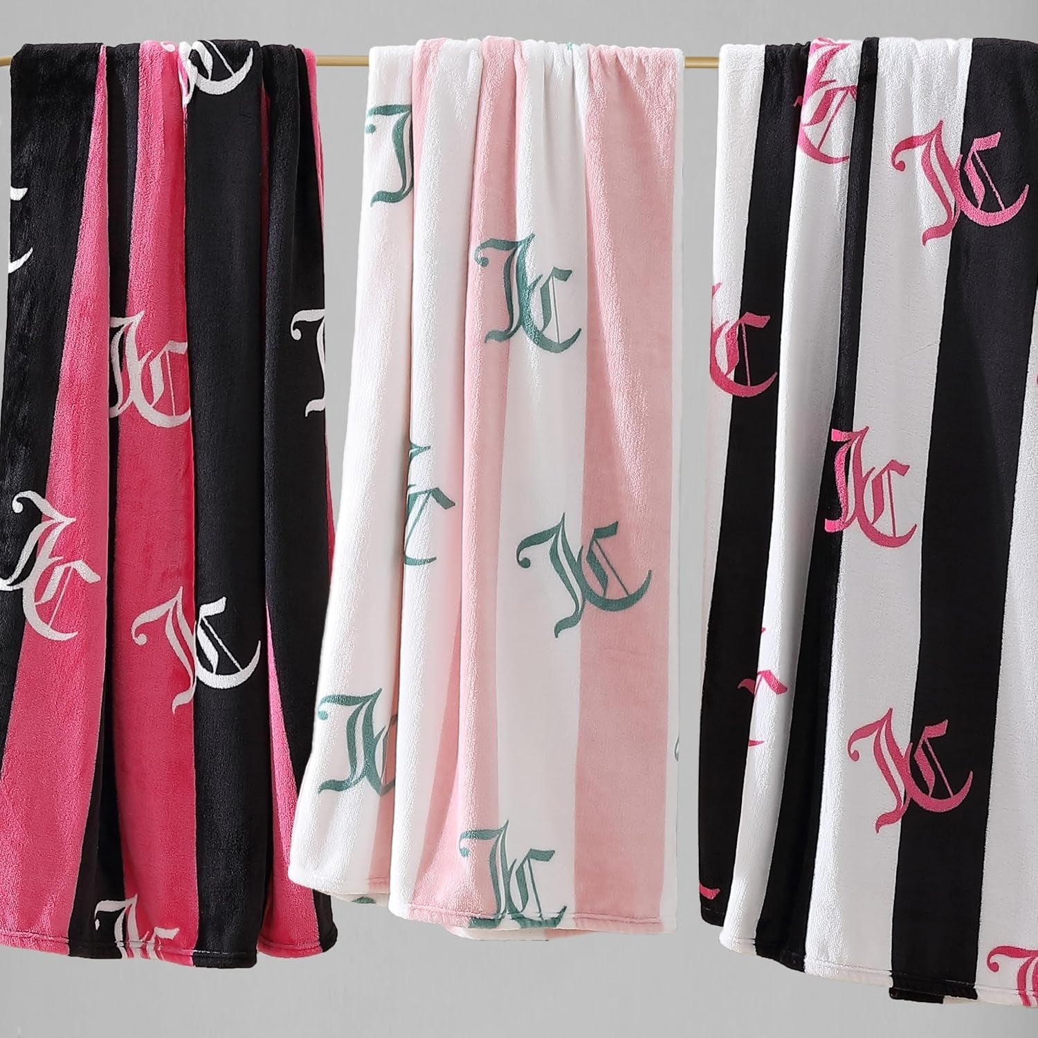 Juicy Couture Cabana Plysch Täcke, 127,7 X 178,8 Cm, lyxig mikrofiber plysch filt för maximal komfort och mysig värme Juicy Couture sängar och filtar