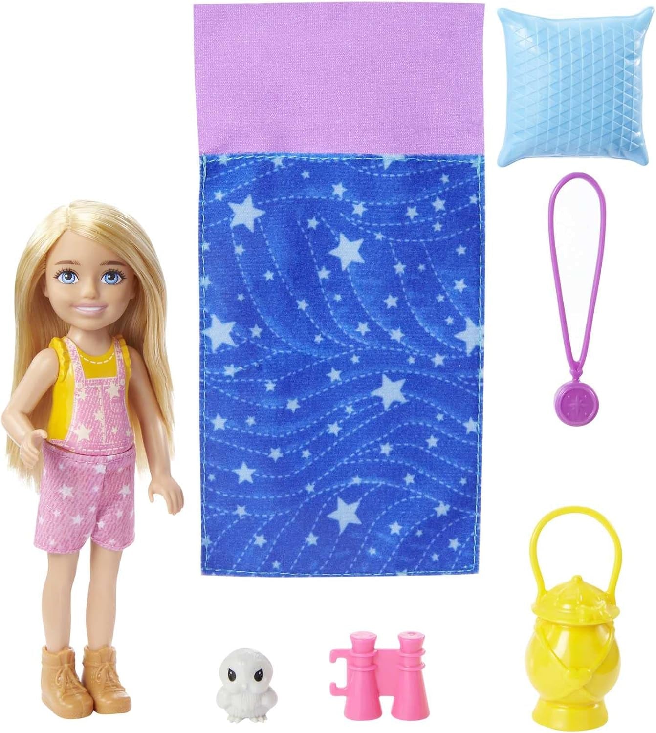 Barbie Chelsea-serien, Chelsea Doll Camping med blont hår, Husdjursuggla, Sovsäck, Kudde, Ficklampa, Kikare, Campingtillbehör, Barnpresent, Leksak för 3 år och uppåt, HDF77