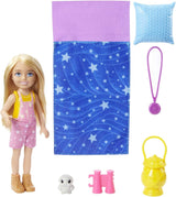 Barbie Chelsea-serien, Chelsea Doll Camping med blont hår, Husdjursuggla, Sovsäck, Kudde, Ficklampa, Kikare, Campingtillbehör, Barnpresent, Leksak för 3 år och uppåt, HDF77
