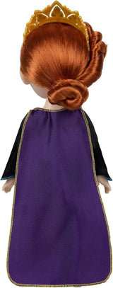 Disney Frozen 2 Anna Doll - en 35 cm hög poserbar docka i en ikonisk modeklänning med Arendelle-vapen och ett diadem för extra nöje, för tjejer från 3 år och uppåt