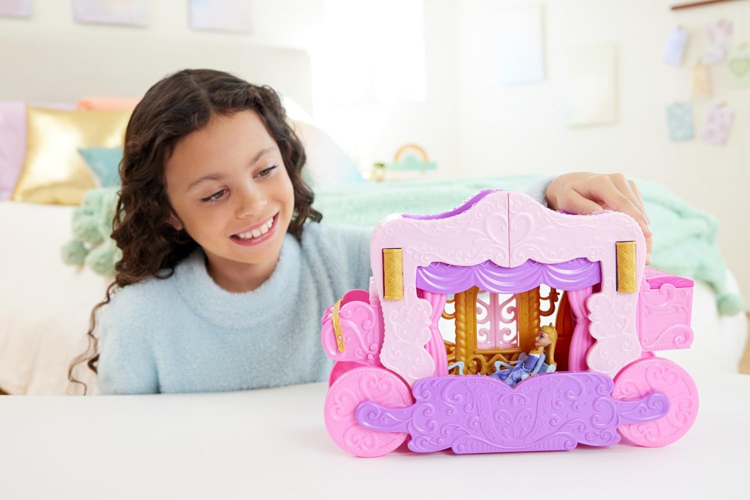 Mattel Disney Princess Transformation Lekset Vagn till slottet med Aurora Mini Doll, 3 nivåer, 6 lekytor, 4 figurer, möbler och tillbehör HWX17