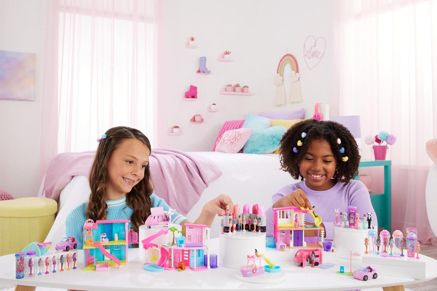 Mini BarbieLand Barbie docka och leksaksfordon, 1,5" docka och ikoniska färgskiftande överraskningsfordon, HYF40