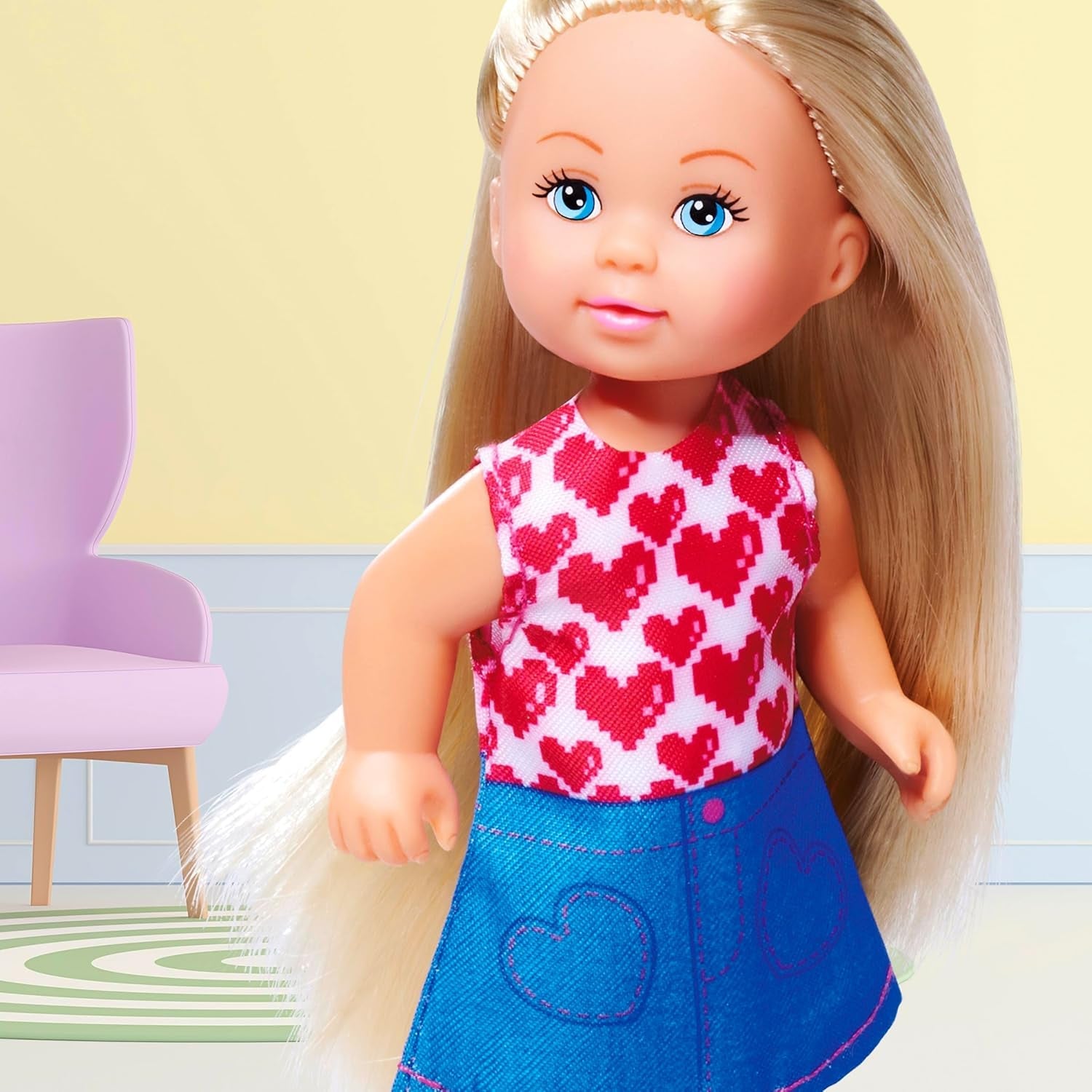 Simba Evi Love Fashion Doll bär en söt jeansklänning, inklusive två andra outfits med bedårande tryck och sneakers, 12 cm, åldrar 3+