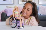 Barbie Fashionista docka, blont hår och regnbågsbyxa, rullstol och ramp ingår, dockgåva för barn, leksak för åldrarna 3 och uppåt, HJT13
