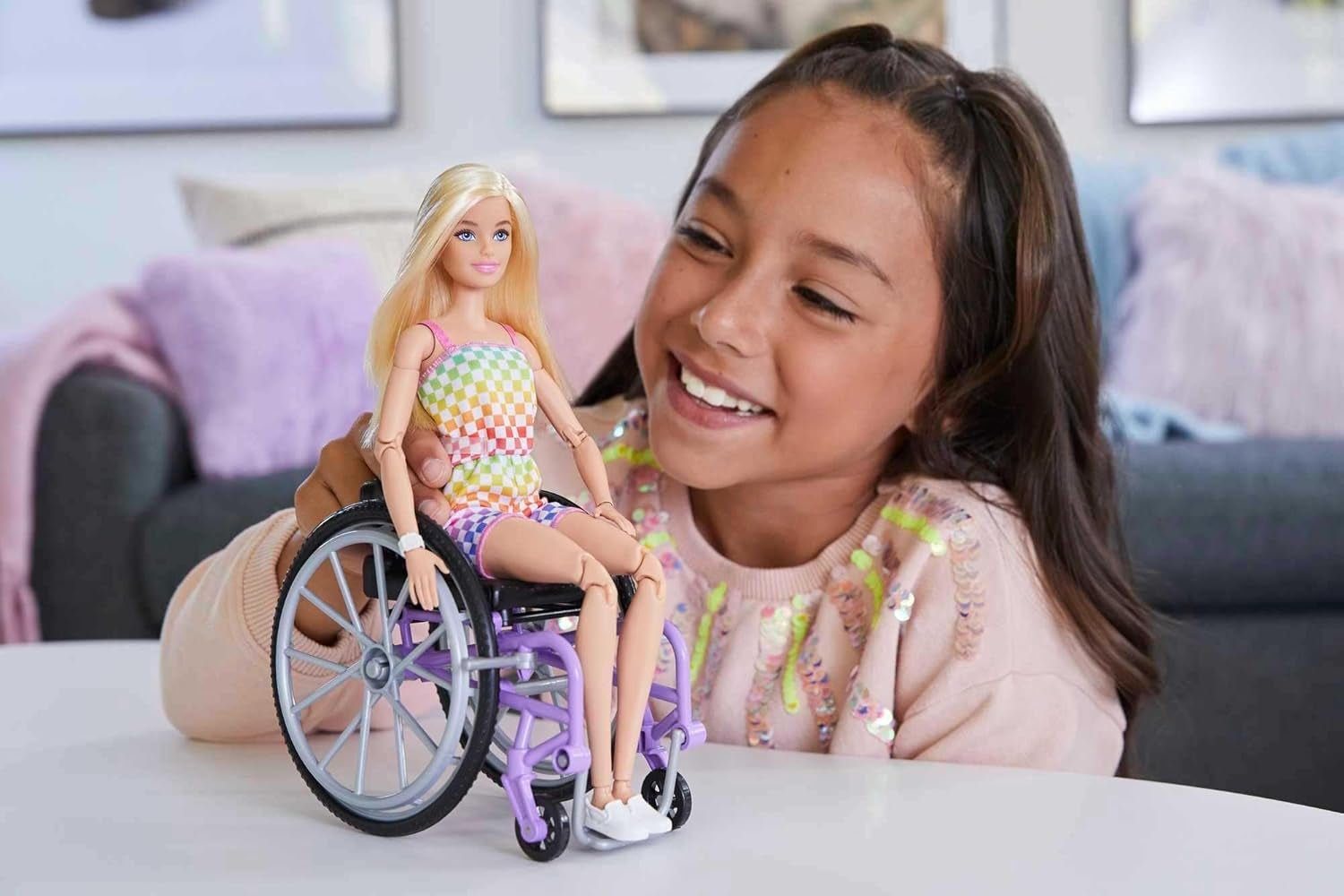 Barbie Fashionista docka, blont hår och regnbågsbyxa, rullstol och ramp ingår, dockgåva för barn, leksak för åldrarna 3 och uppåt, HJT13