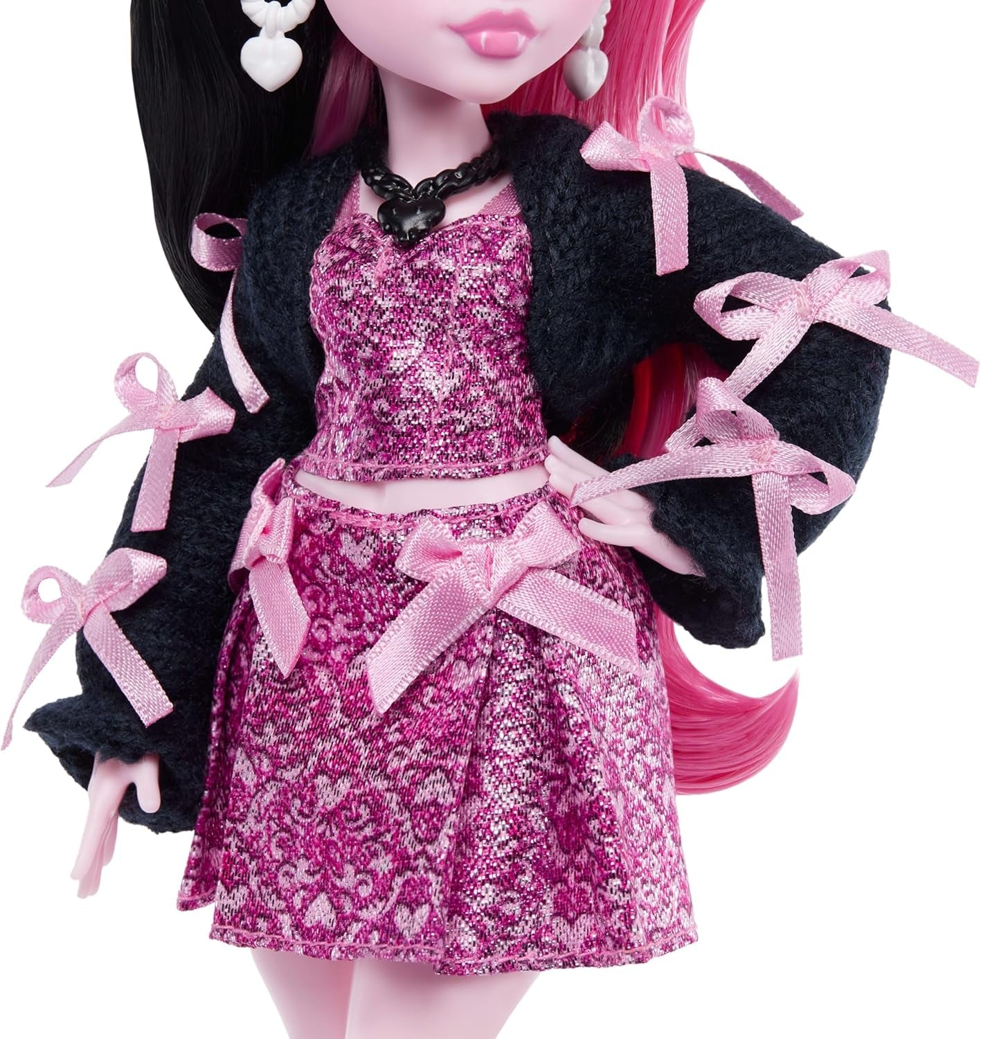 Monster High Doll Draculaura i rosa klänning med rosetter och svart kofta med Count Fabulous Bat och 7 tillbehör inklusive Ramen, läppstift och väska, JHK29