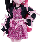 Monster High Doll Draculaura i rosa klänning med rosetter och svart kofta med Count Fabulous Bat och 7 tillbehör inklusive Ramen, läppstift och väska, JHK29