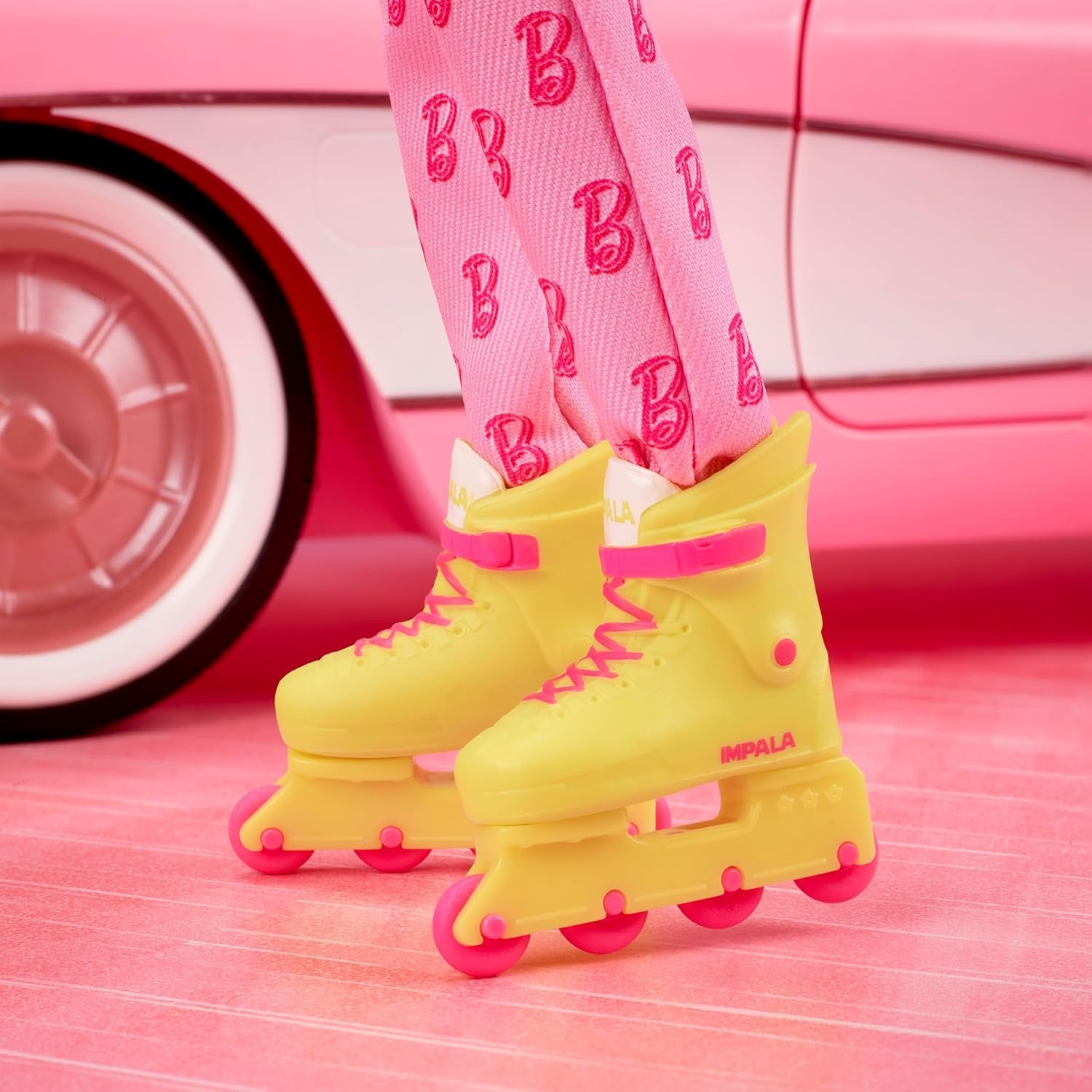 Barbie The Movie - Ken-Sammelpuppe, Ryan Gosling som Ken i rosafarbenem Overall mit "B"-Aufdruck, weißen Sneakern och bunten Inlineskates, JCP80