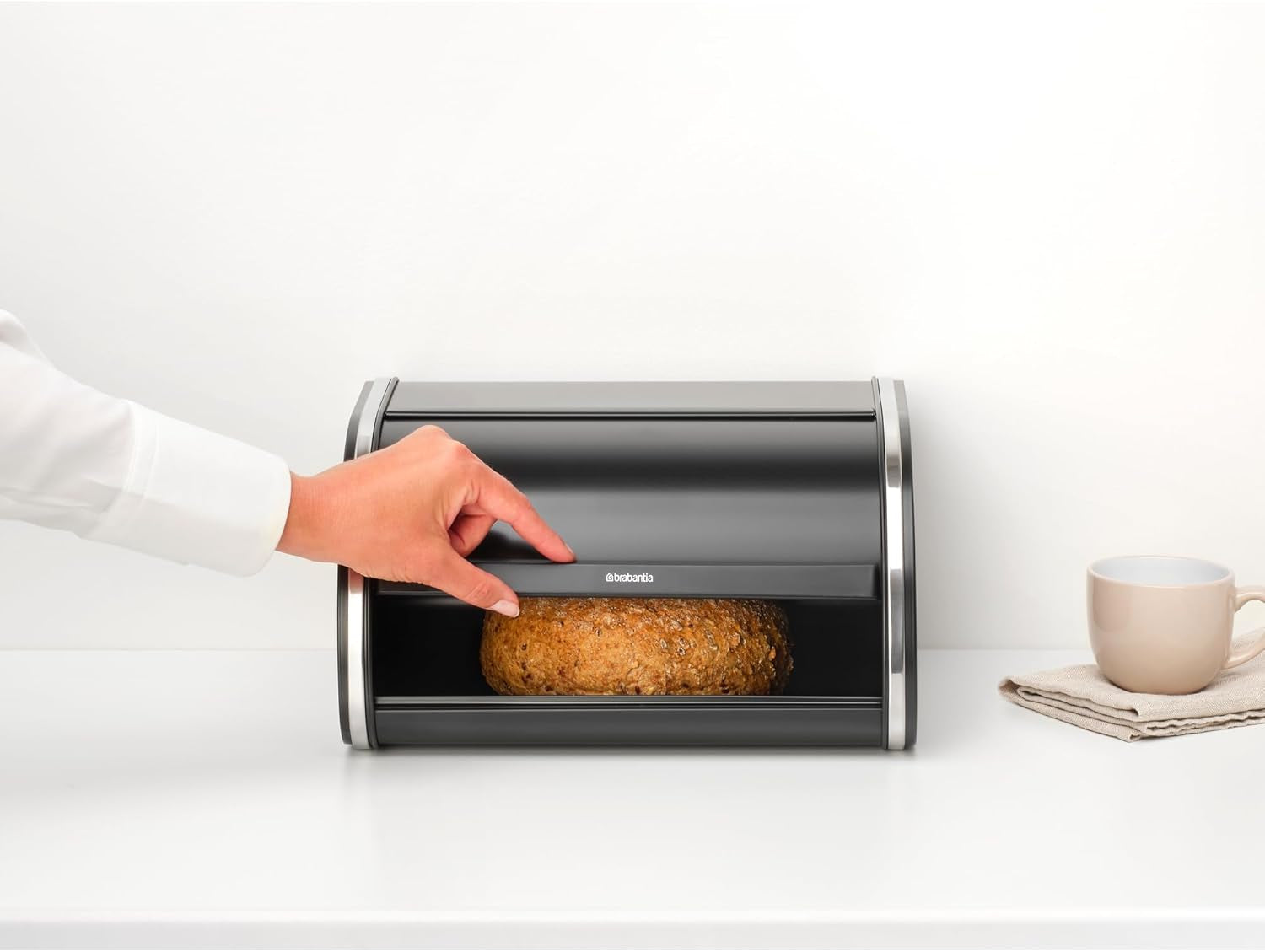 Brabantia rullbrödslåda - Kompakt förvaringslåda för bröd, bagels och frallor med platt lock, slitstarkt stål - medelstor - mattsvart Matförvaringslådor Naty Shop