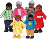 Hape Doll Family - 6 delar mörkt läder dockhustillbehör set med trä- och tygfigurer, låtsaslek, pedagogisk leksak, interaktiv inlärningsleksak för barn från 3 år och uppåt