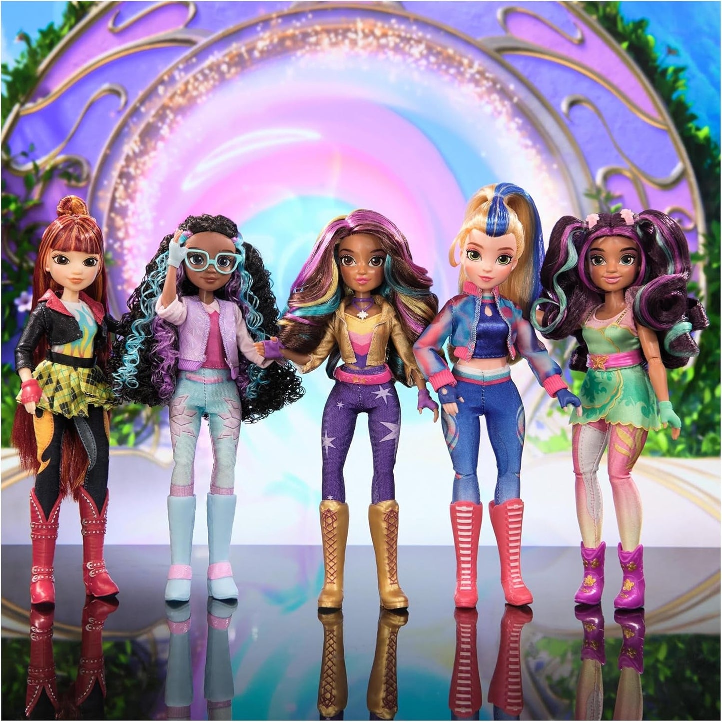 Unicorn Academy Valentina Doll - originaldockan från den populära Netflix-serien, är 24 cm lång och har 5 tillbehör för fantasifullt rollspel, för barn från 4 år och uppåt