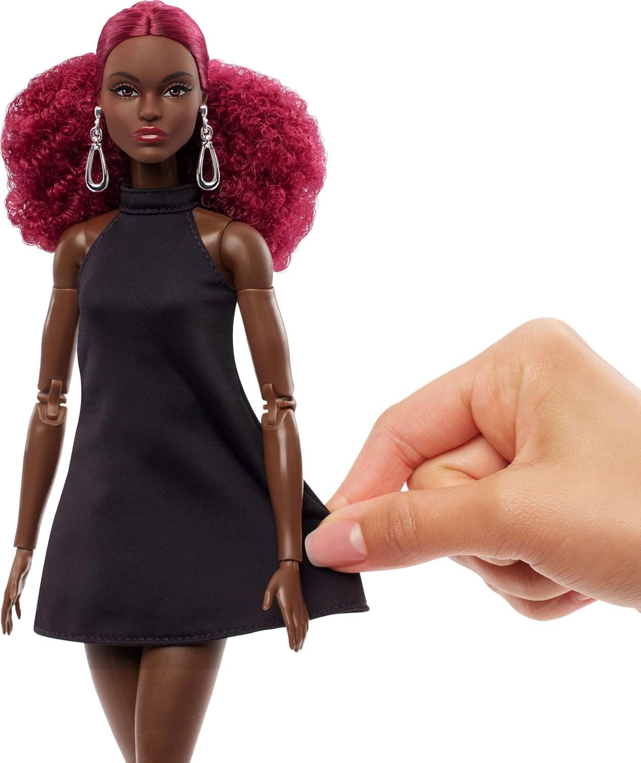 Barbie Basics Model 3 samlardocka med röda lockar, svart miniklänning och stövlar, en storlek passar alla mode, stor ledad kropp och utbytbart huvud, JBH75