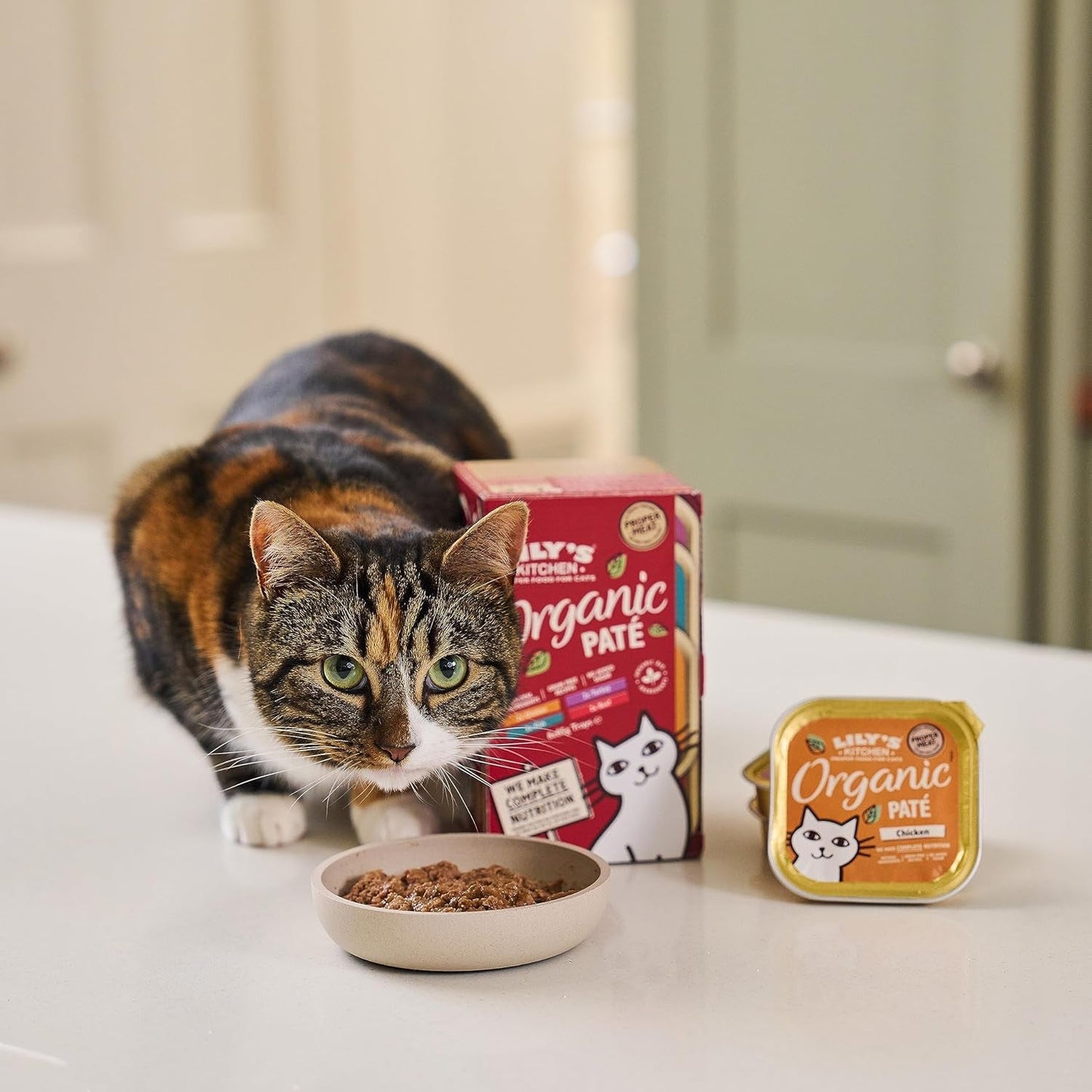 Lily's Kitchen Naturlig ingrediens Våt vuxenmat för katter med flera brickor Organisk fläckfri spannmål 4 x (8 x 85 g)