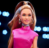 BARBIE Keeley Jones - Ted Lasso Inspirerad samlardocka, Hot Pink Silk Midi-klänning, Gold High Heels, Black Cape, Gold Hoop Örhängen, Rosa väska, For Ages 3+, HJW92