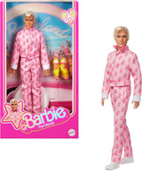 Barbie The Movie - Ken-Sammelpuppe, Ryan Gosling som Ken i rosafarbenem Overall mit "B"-Aufdruck, weißen Sneakern och bunten Inlineskates, JCP80