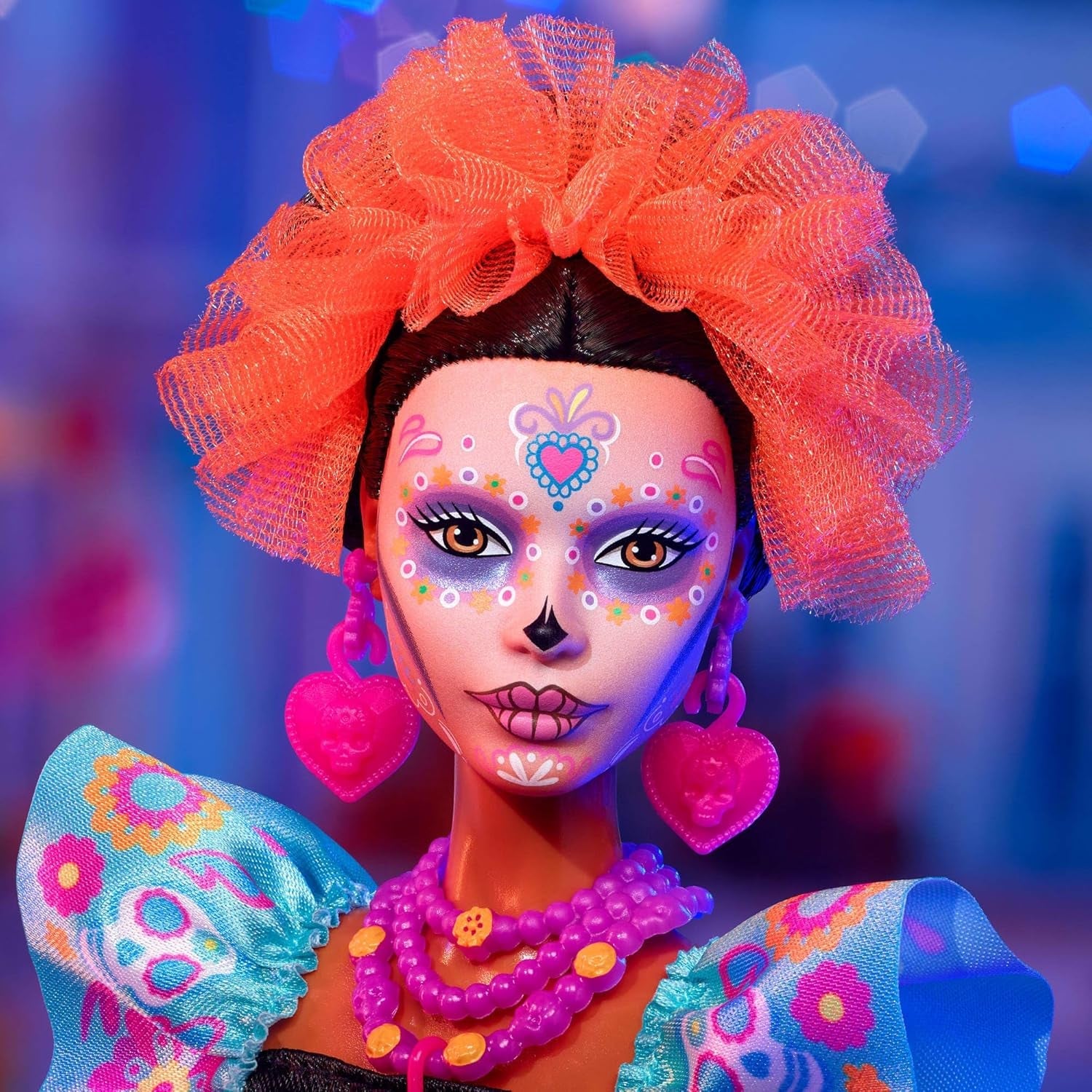 Barbie signaturdocka, Día De Muertos 2024 samlarfigur i svart klänning och blå volang överdel, broderat tryck och färgglada tillbehör, HRM72