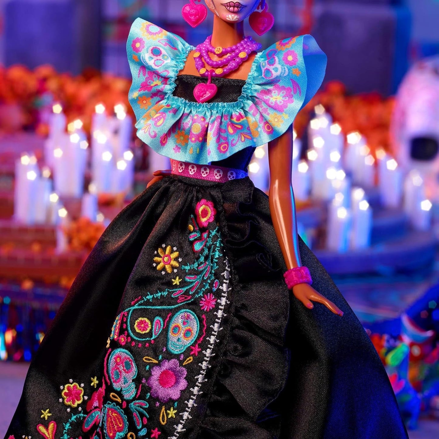 Barbie signaturdocka, Día De Muertos 2024 samlarfigur i svart klänning och blå volang överdel, broderat tryck och färgglada tillbehör, HRM72