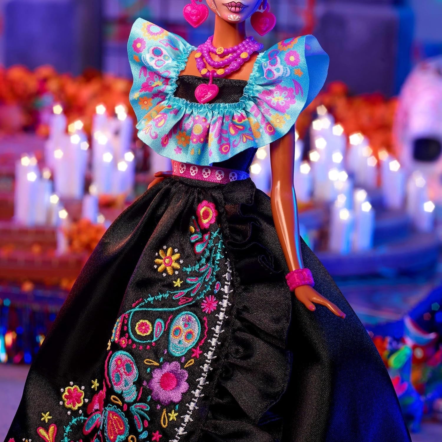 Barbie signaturdocka, Día De Muertos 2024 samlarfigur i svart klänning och blå volang överdel, broderat tryck och färgglada tillbehör, HRM72