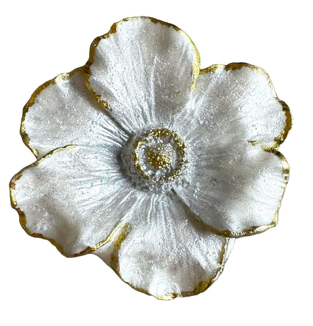Ätsockerdekoration, Camellia vit pärla med gulddekorationer från Sugar Paste Nati Shop