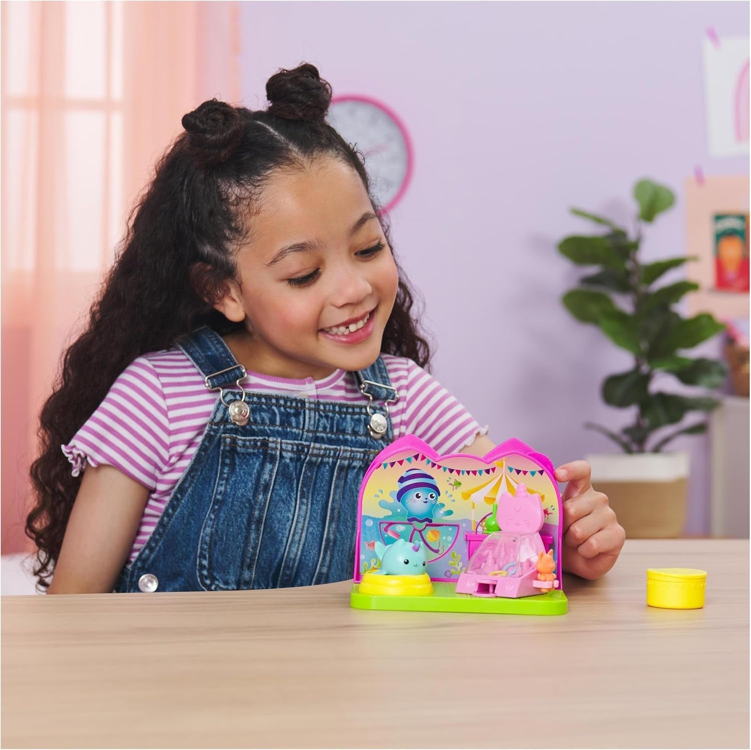 DREAMWORKS GABBY'S DOLLS HOUSE - Deluxe Room Playset, Kitty Narwhale Party Room, temamöbler och tillbehör, åldrar 3+