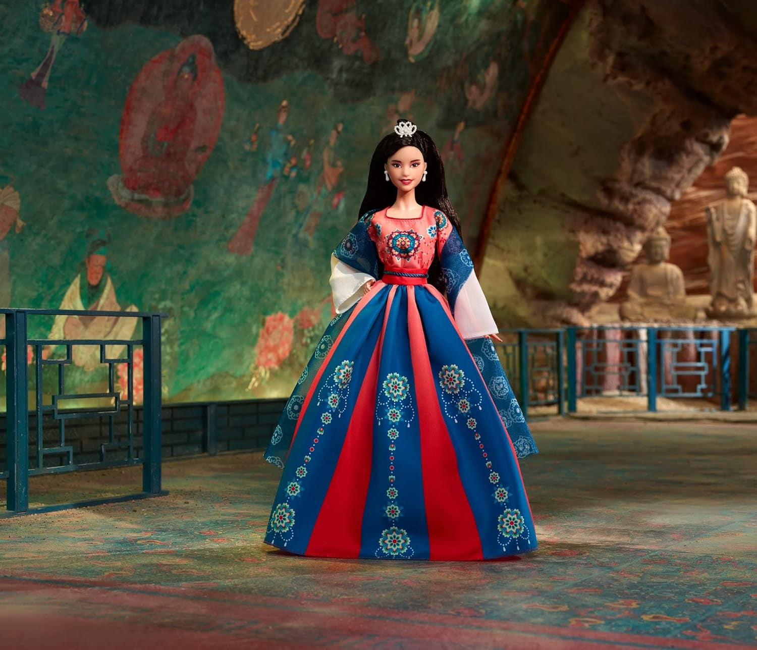 BARBIE Lunar New Year Puppe - Sammelfigur mit traditionaler Hanfu-Robe und chinesischen Drucken, inspirerad av Dunhuang-Höhlenmalereien, inklusive Puppenständer und Echtheitszertifikat, HJX35