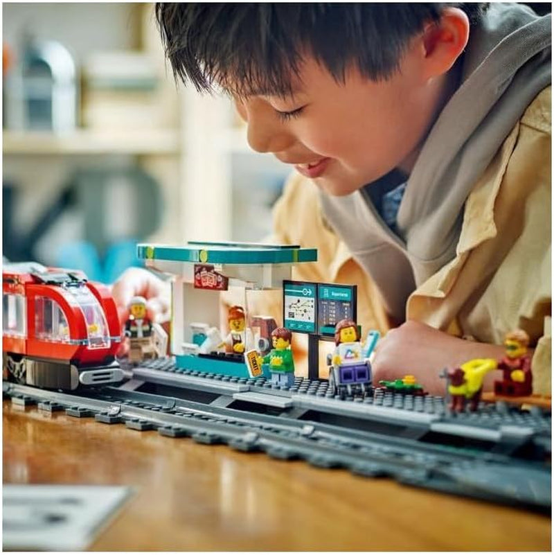 LEGO City spårvagn med station, presentidé för fordonsleksaksfans från 7 år, med 6 minifigurer och en ledarhund för rollspel, byggleksak 60423 Byggset Besuche den LEGO-Store