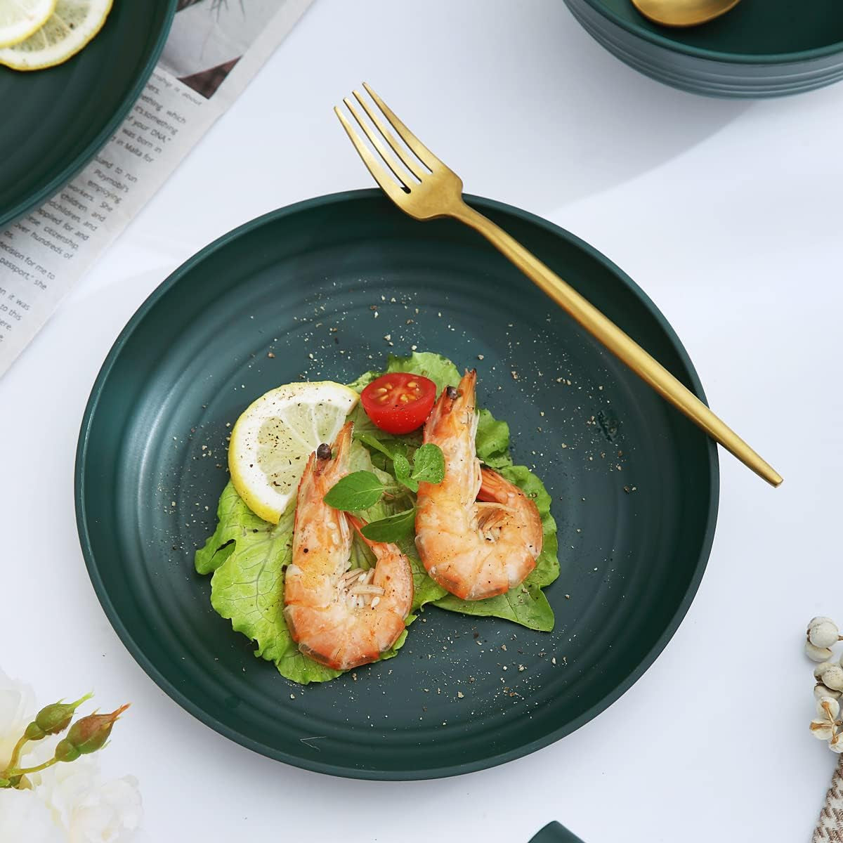 Kyraton servisset av okrossbar och återanvändbar plast, bestående av 16 delar. Tallrikar, koppar, skålar och lätta fat. Lätt att bära och rengöra. BPA fri. För 4 personer.
