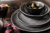 MÄSER 934073 Niara Organic Series Modern 4-personers servisset med spännande vintagelook, 16-delad kombinationsservice med en speciell svart och brun glasyrkombination, stengods