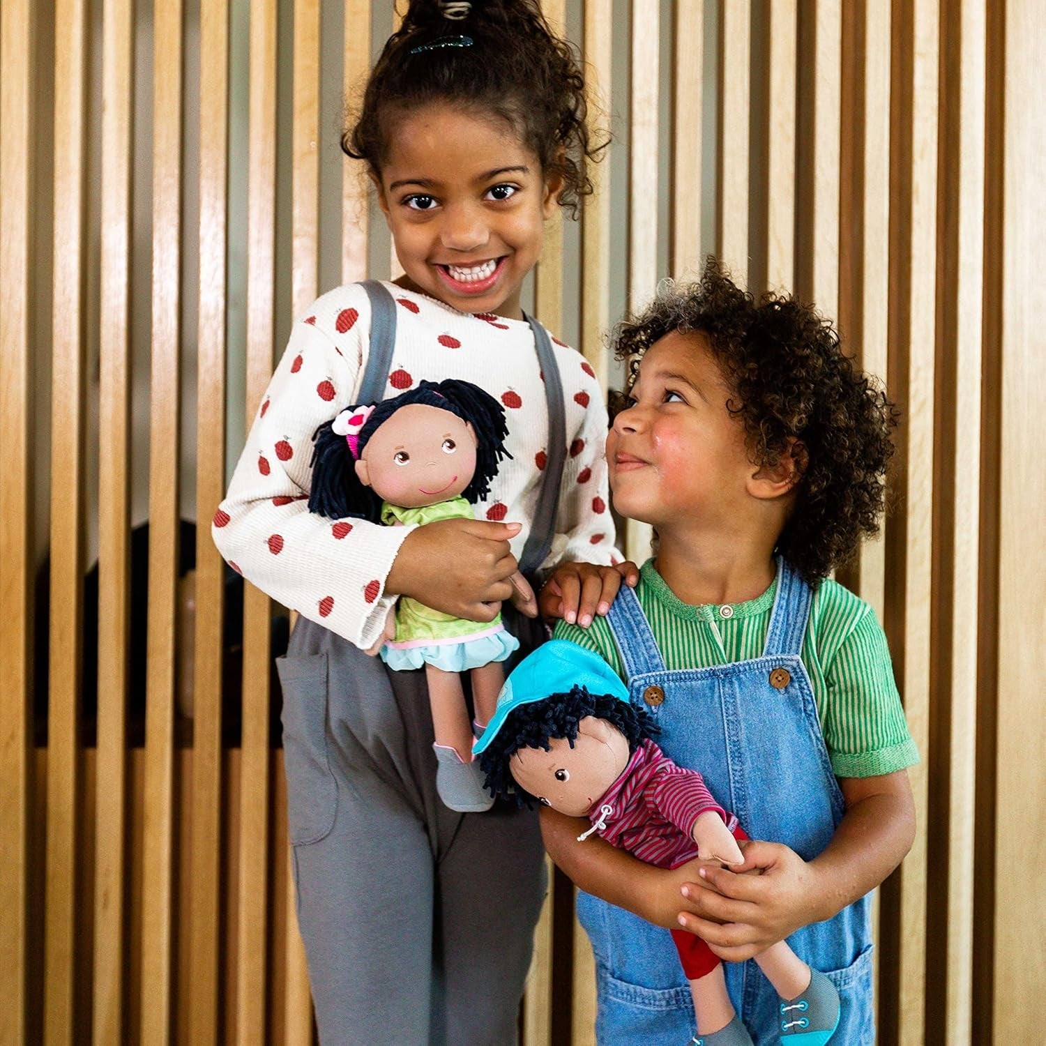 HABA 304576 - Cari Doll, 30 cm, Mjuk och tygdocka för barn från 18 månader, med avtagbara kläder och långt hår