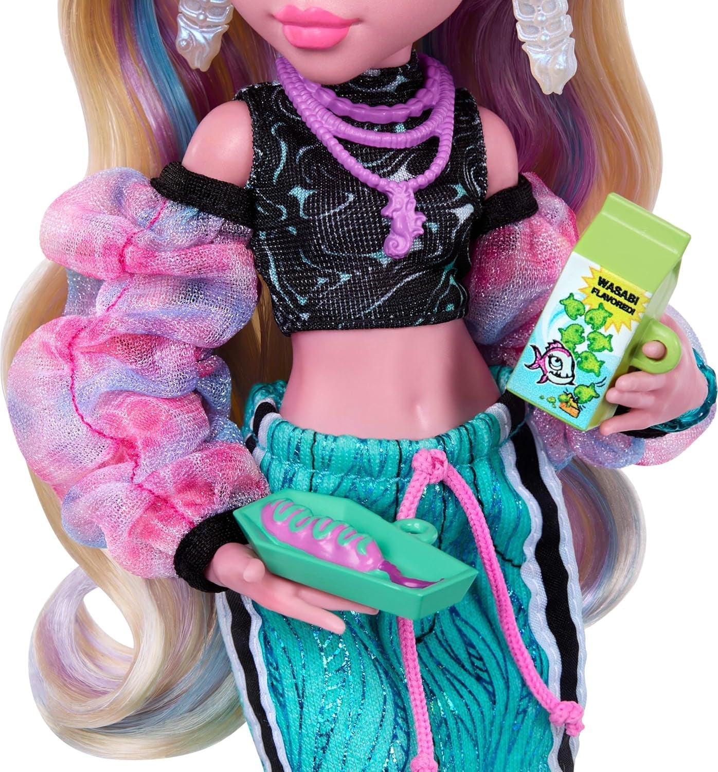 Monster High Lagoona Blue Neptuna Fish Short Top och Sport Maxi Skirt Doll med 7 tillbehör inklusive Shell Solglasögon, Snack och Bag, JHK33