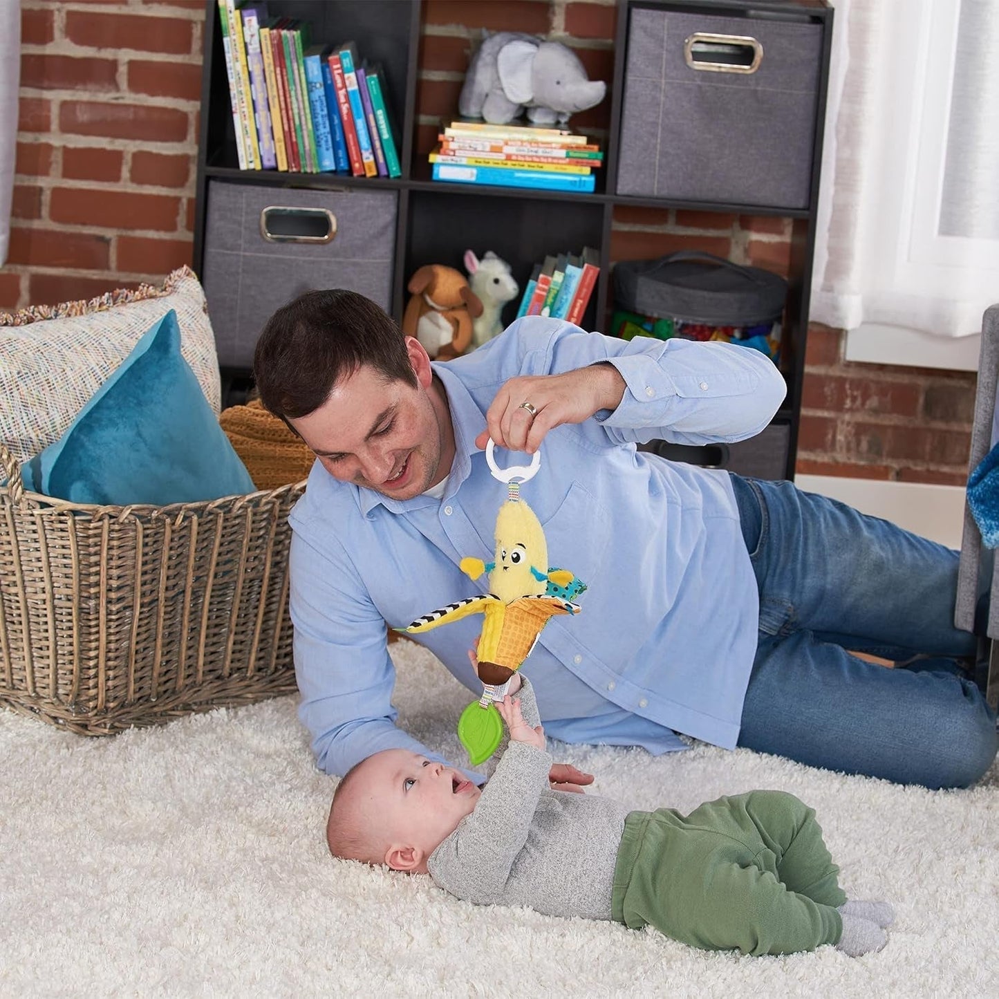 LAMAZE Bea the Banana, Clip on barnvagn och barnvagn Newborn Toy, Baby Sensory Toy med färger och ljud, utvecklingsleksak för pojkar och flickor 0-24 månader, Yellow Baby Toys Naty Shop