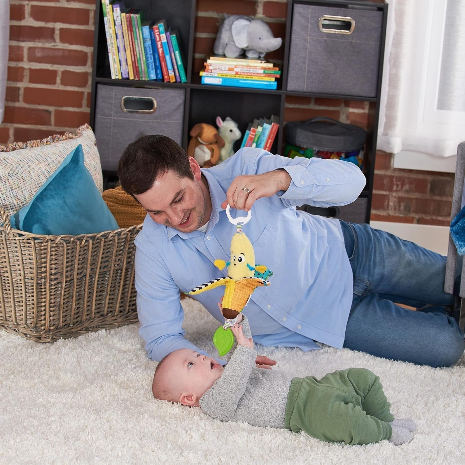LAMAZE Bea the Banana, Clip on barnvagn och barnvagn Newborn Toy, Baby Sensory Toy med färger och ljud, utvecklingsleksak för pojkar och flickor 0-24 månader, Yellow Baby Toys Naty Shop