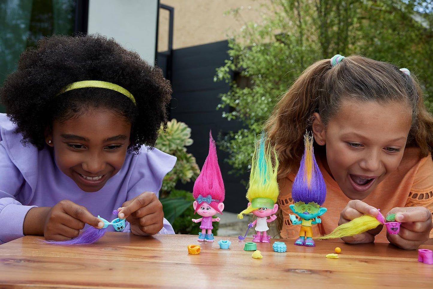 Mattel DREAMWORKS TROLLS United We Stand - Håriga överraskningar Viva Doll med ljusgult plyschhår och 3 överraskningstillbehör, för barn från 3 år och uppåt, HNF11