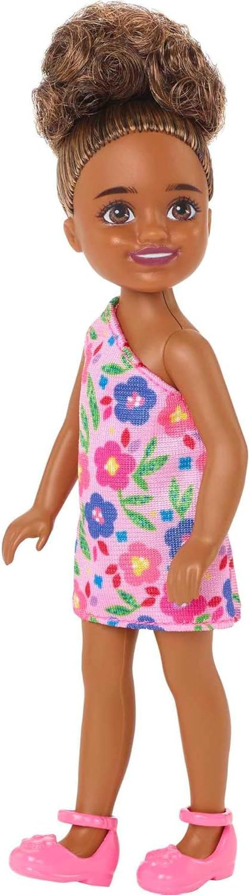Barbie Chelsea Club – HGT07 – 15 cm ledad blandad ras Girl Pink Flower Doll