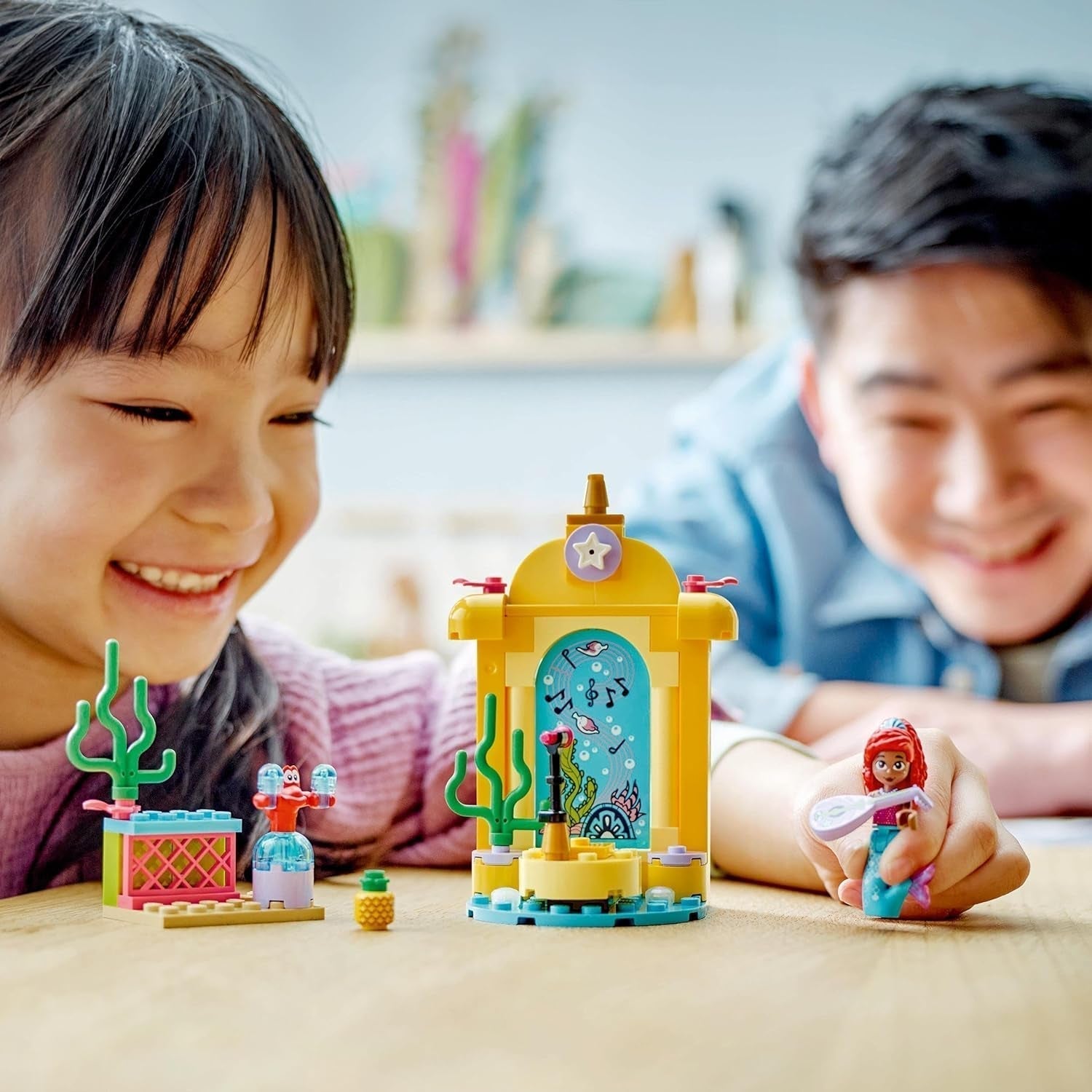 LEGO Ç€ Disney Princess Arielle's Musical Scen Byggleksak för barn med 2 figurer, presentidé för flickor och pojkar från 4 år och TV-seriefans, Barnleksak 43235 Byggset Beuche den LEGO-Store