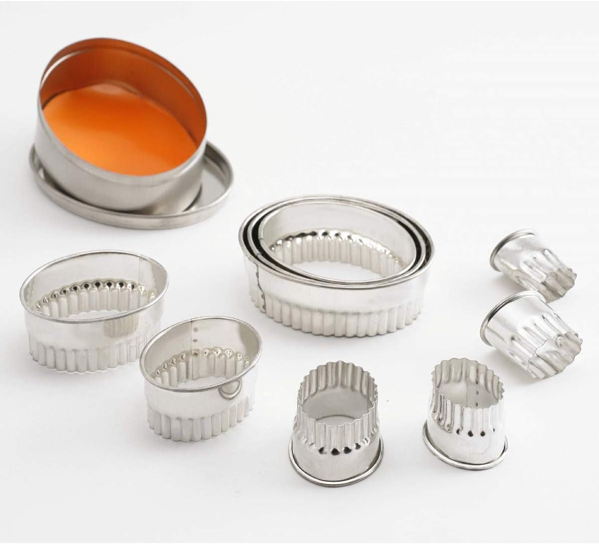 Set med thermohauser kexformar (rostfritt stål), ovala, vågiga kant, 9 stycken, diameter 2,4 - 8,2 cm, förpackade i en plåtlåda