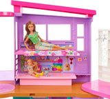 Barbie Holiday House (116 x 77,9 cm), 6-sits lekstuga, fullt möblerad med tillbehör, möbler och hiss, hopfällbar och förvaring, docka, present för barn från 3 år och uppåt, HCD50