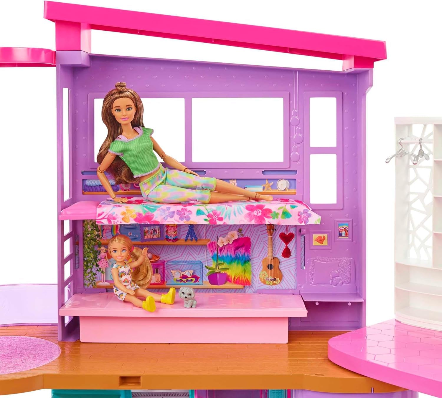 Barbie Holiday House (116 x 77,9 cm), 6-sits lekstuga, fullt möblerad med tillbehör, möbler och hiss, hopfällbar och förvaring, docka, present för barn från 3 år och uppåt, HCD50