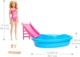 Barbiedocka och tillbehör - pool med rutschkana och tillbehör för timmar av nöje i solen, rosa baddräkt med tropisk design, för barn från 3 år och uppåt, HRJ74