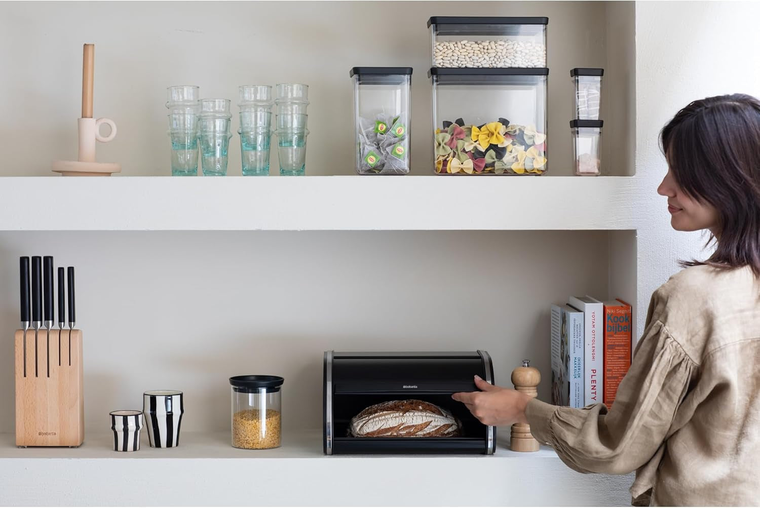 Brabantia rullbrödslåda - Kompakt förvaringslåda för bröd, bagels och frallor med platt lock, slitstarkt stål - medelstor - mattsvart Matförvaringslådor Naty Shop
