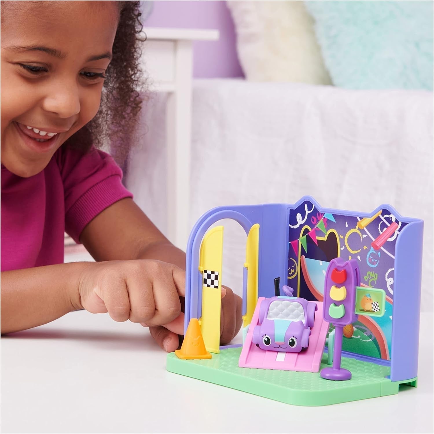Gabby's Dollhouse Deluxe-rum, Purr-Ific-lekrum, lekrum med Carlita-leksaksbil, 2 möbler och 2 överraskningslådor med tillbehör, lämplig för åldrarna 3+ Naty Shop Dollhouses