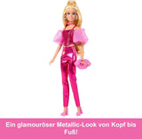 Barbie Deluxe Style #5 docka i en metallisk rosa blond outfit med en gnistrande överdel och gnistrande byxor, med tillbehör inklusive ett rosa halsband och en handväska, JFP40